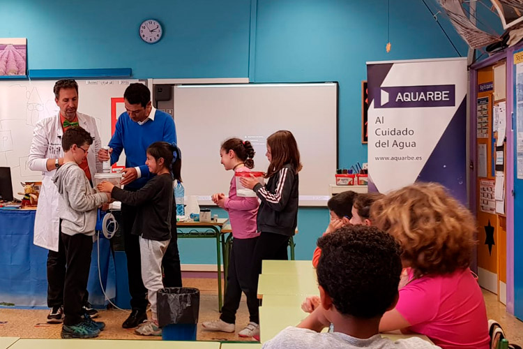 Children in a classroom taking part in an Aqualogía workshop.