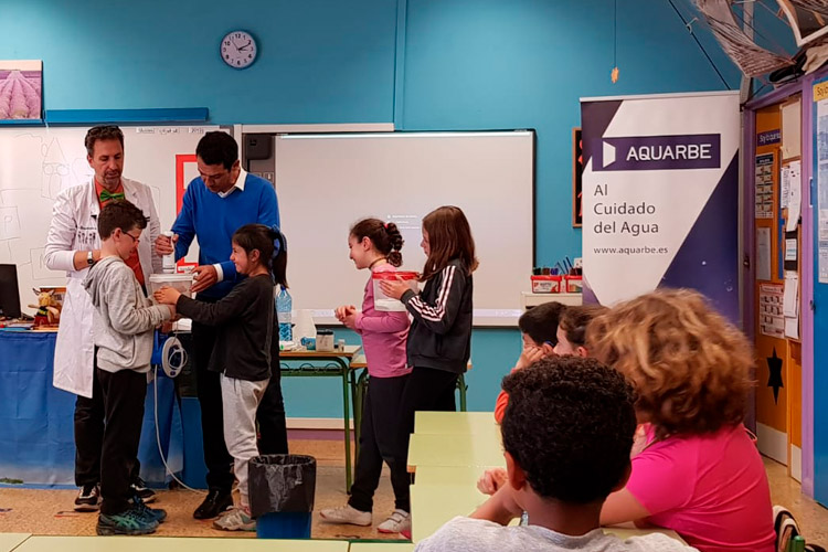 Niños en el aula practicando un taller de Aqualogía