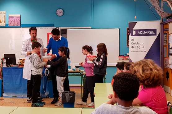 Children in a classroom taking part in an Aqualogía workshop.