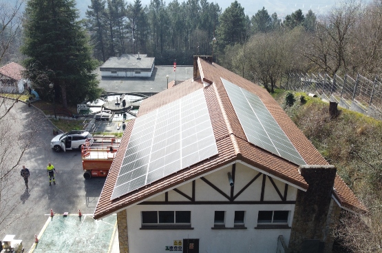 La cubierta de la ETAP de San Juan de Amorebieta en la que se pueden ver las placas solares instaladas