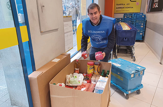 Manuel Fernández Ansorena, gerente de Aquarbe en el País Vasco, colocando en una caja los alimentos donados por clientes de supermercados del País Vasco durante la Gran Recogida de Alimentos celebrada el viernes 24 de noviembre 