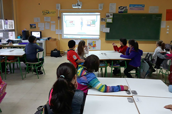 Niños en el aula practicando un taller de Aqualogía