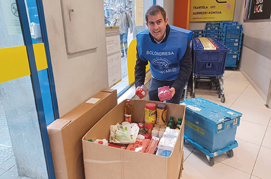 Manuel Fernández Ansorena, gerente de Aquarbe en el País Vasco, colocando en una caja los alimentos donados por clientes de supermercados del País Vasco durante la Gran Recogida de Alimentos celebrada el viernes 24 de noviembre